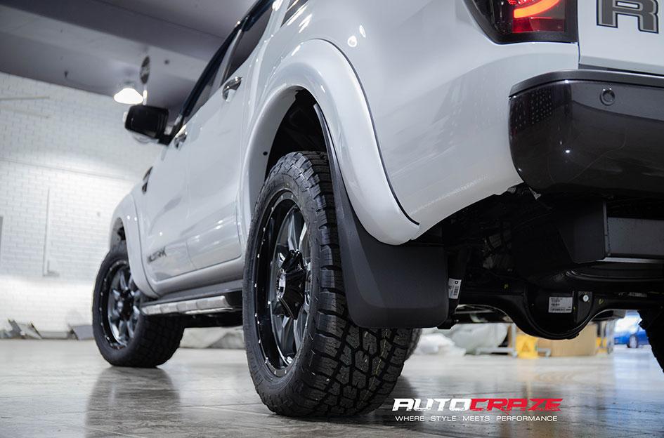 FORD RANGER MO970 GLOSS GREY CENTRE WITH BLACK LIP